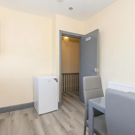 Blooms In Lower Wortley - Couples Hideout With A Shared Kitchen - Pass The Keys 利兹