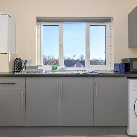 Blooms In Lower Wortley - Couples Hideout With A Shared Kitchen - Pass The Keys * 利兹