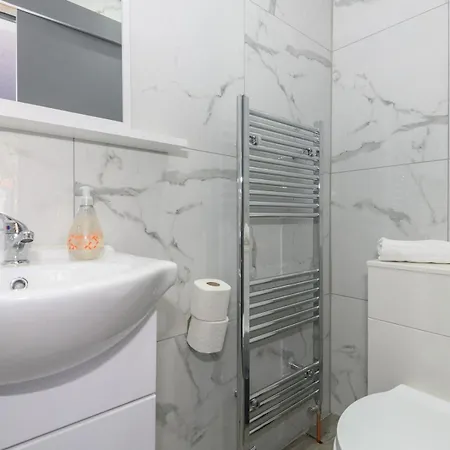 Blooms In Lower Wortley - Couples Hideout With A Shared Kitchen - Pass The Keys 利兹