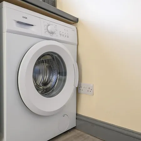 Blooms In Lower Wortley - Couples Hideout With A Shared Kitchen - Pass The Keys