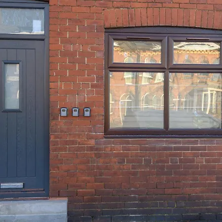 Blooms In Lower Wortley - Couples Hideout With A Shared Kitchen - Pass The Keys *